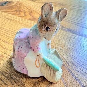 VTG Royal Albert 1989 Hunca Munca Sweeping Beatrix Potter nursery Figurine